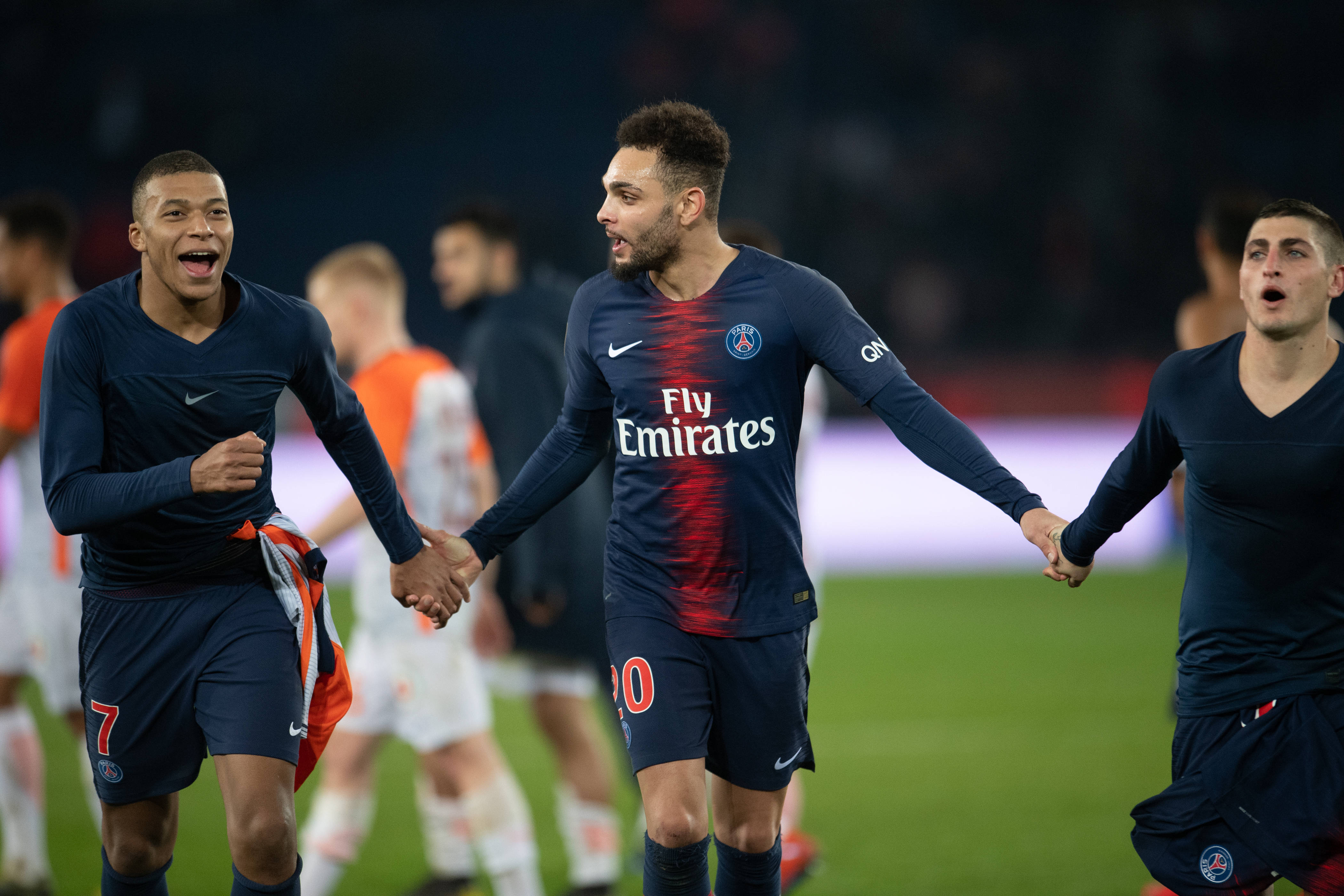 包含巴黎圣日耳曼主场大胜，晋级下一轮的词条